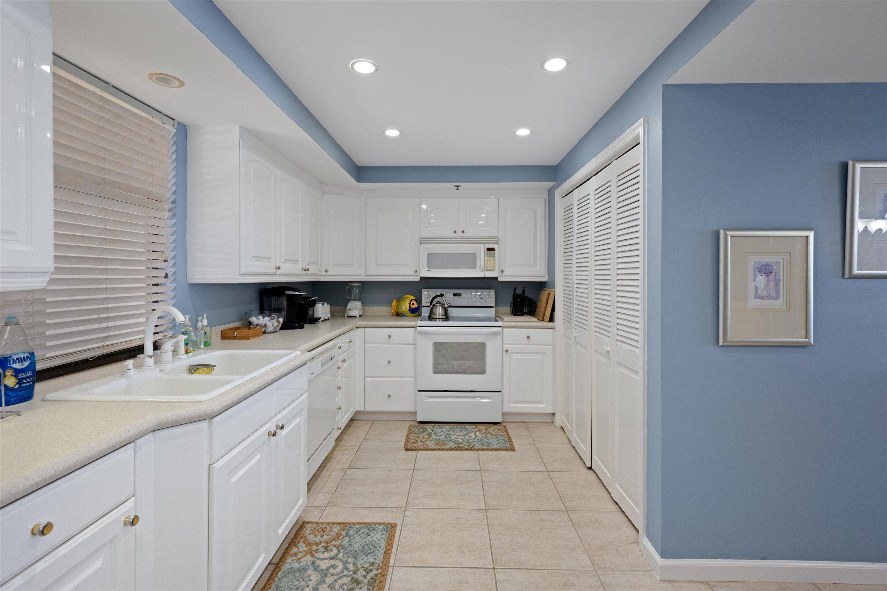 100 South Beach Road, Unit 702 Jupiter, FL 33469 - Photo 11 of 36 a kitchen with granite countertop a sink and cabinets