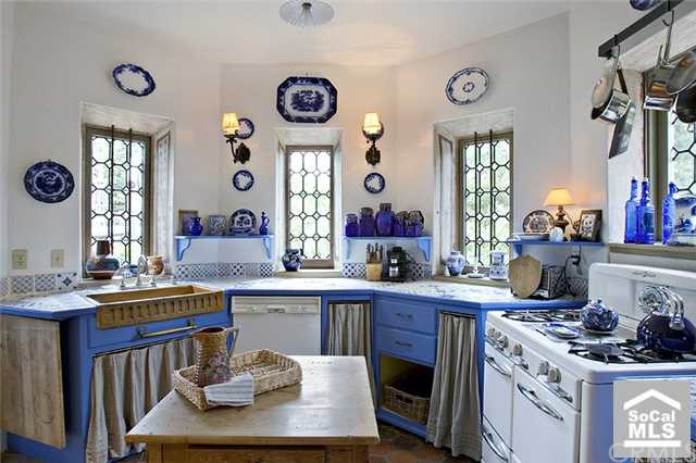 Monet's Kitchen, screened lanai adjacent. Note Castle Windows