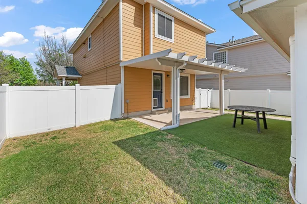 a view of a back yard of the building