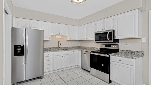 $274,900 | 10630 West Cermak Road, Unit 2E, Westchester, IL 60154