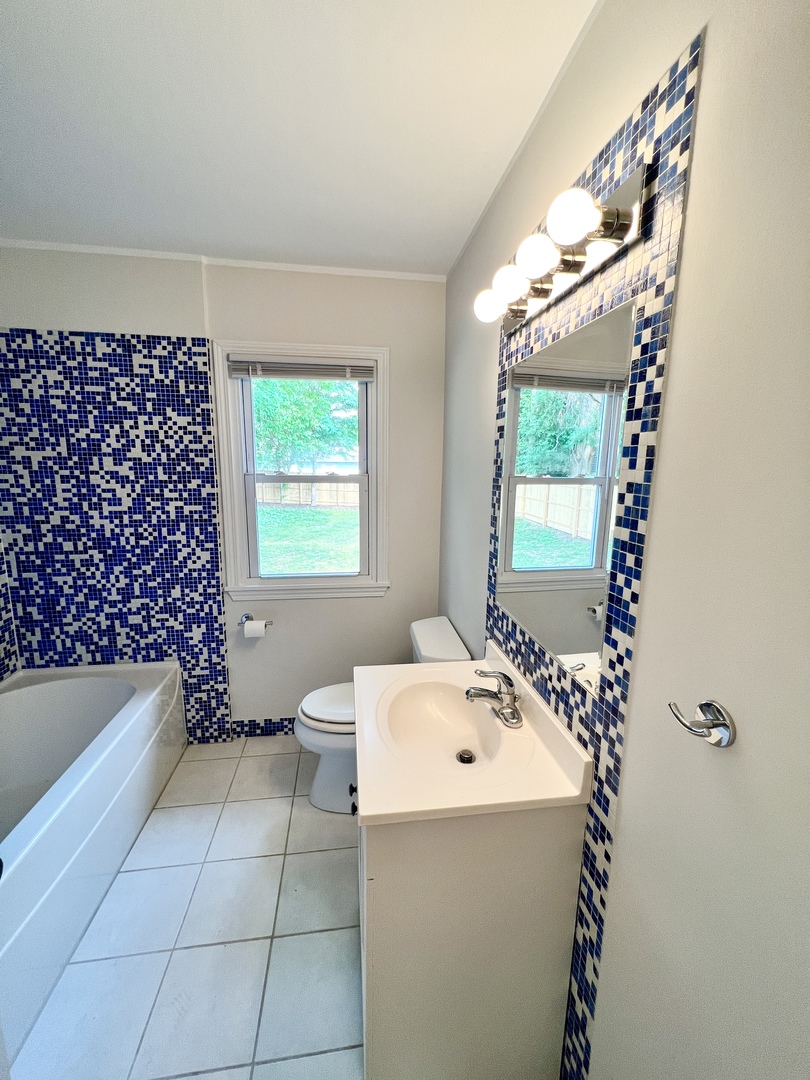 611 North Main Street Lombard, IL 60148 - Photo 7 of 17 a bathroom with a sink a toilet and bathtub