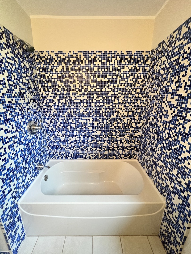 611 North Main Street Lombard, IL 60148 - Photo 8 of 17 a bathroom with a bathtub