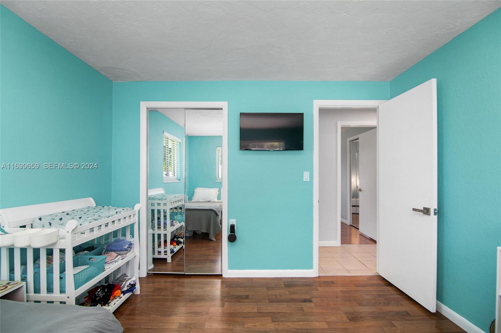7951 Gulfstream Boulevard Marathon, FL 33050 - Photo 26 of 60 a view of a livingroom with wooden floor and furniture