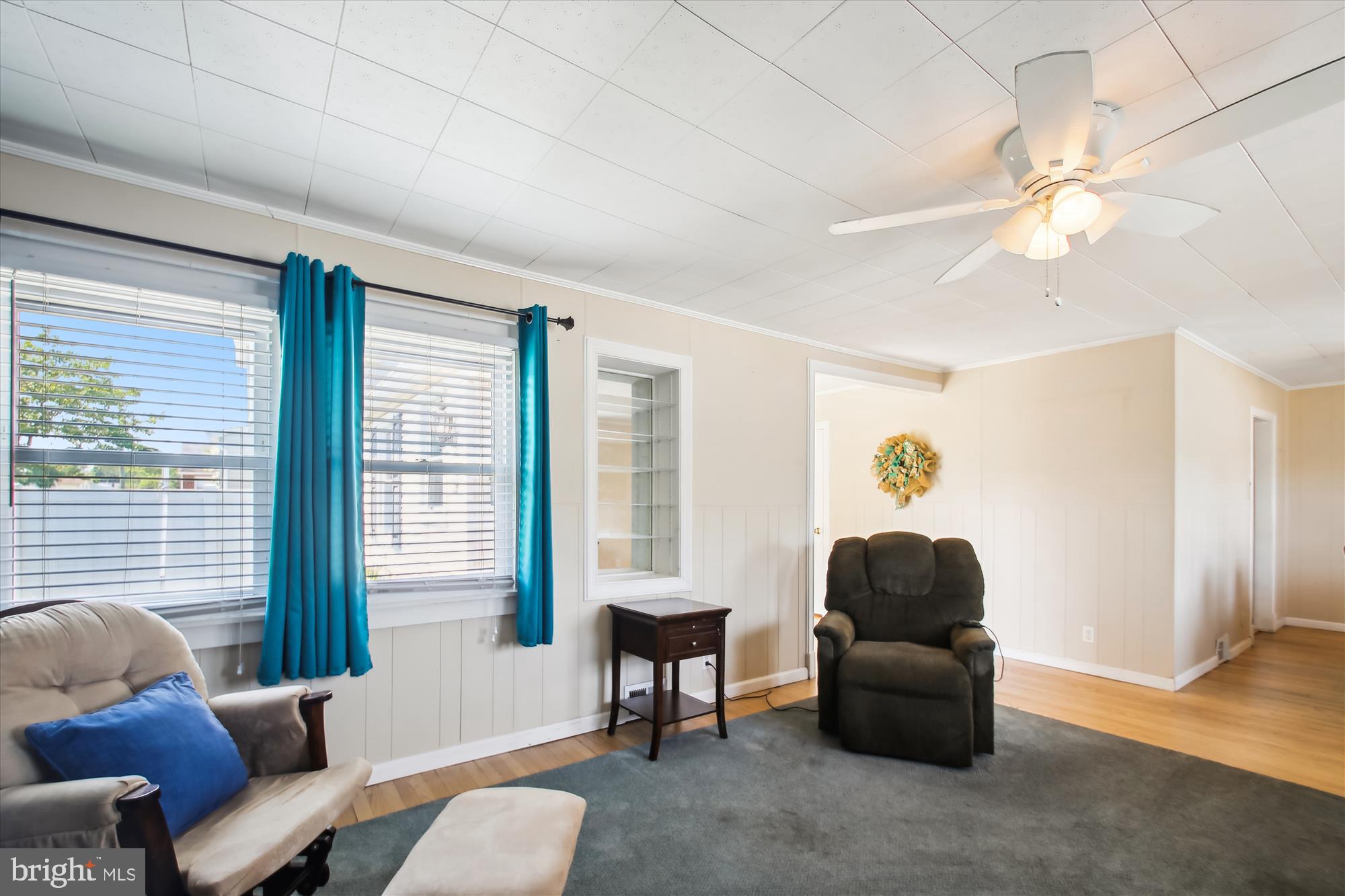 18 Homeland Road Pasadena, MD 21122 - Photo 12 of 40 Living Room