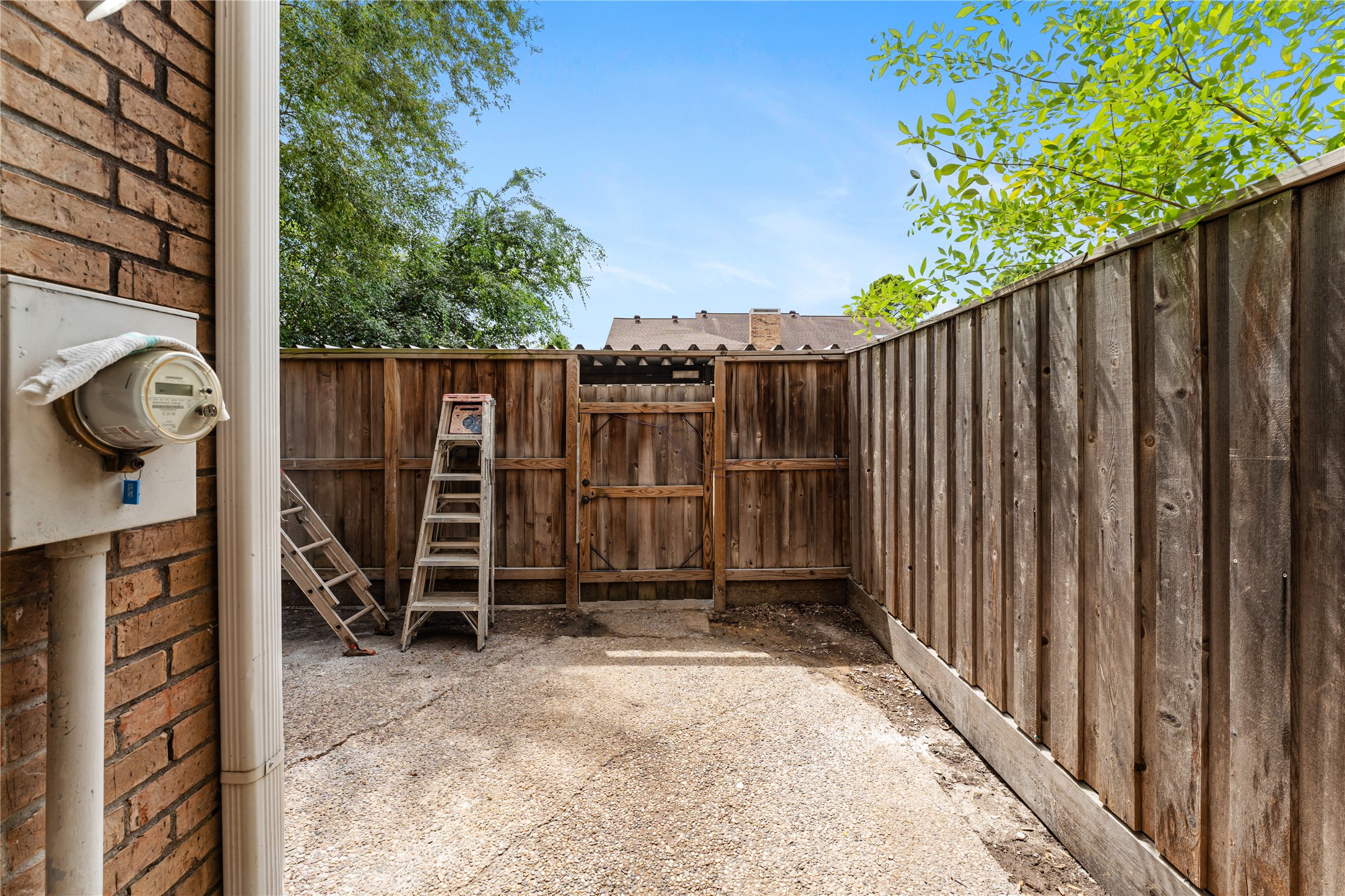 9425 Fondren Road Houston, TX 77074 - Photo 28 of 29 The L-shaped, ample backyard is ideal for entertaining