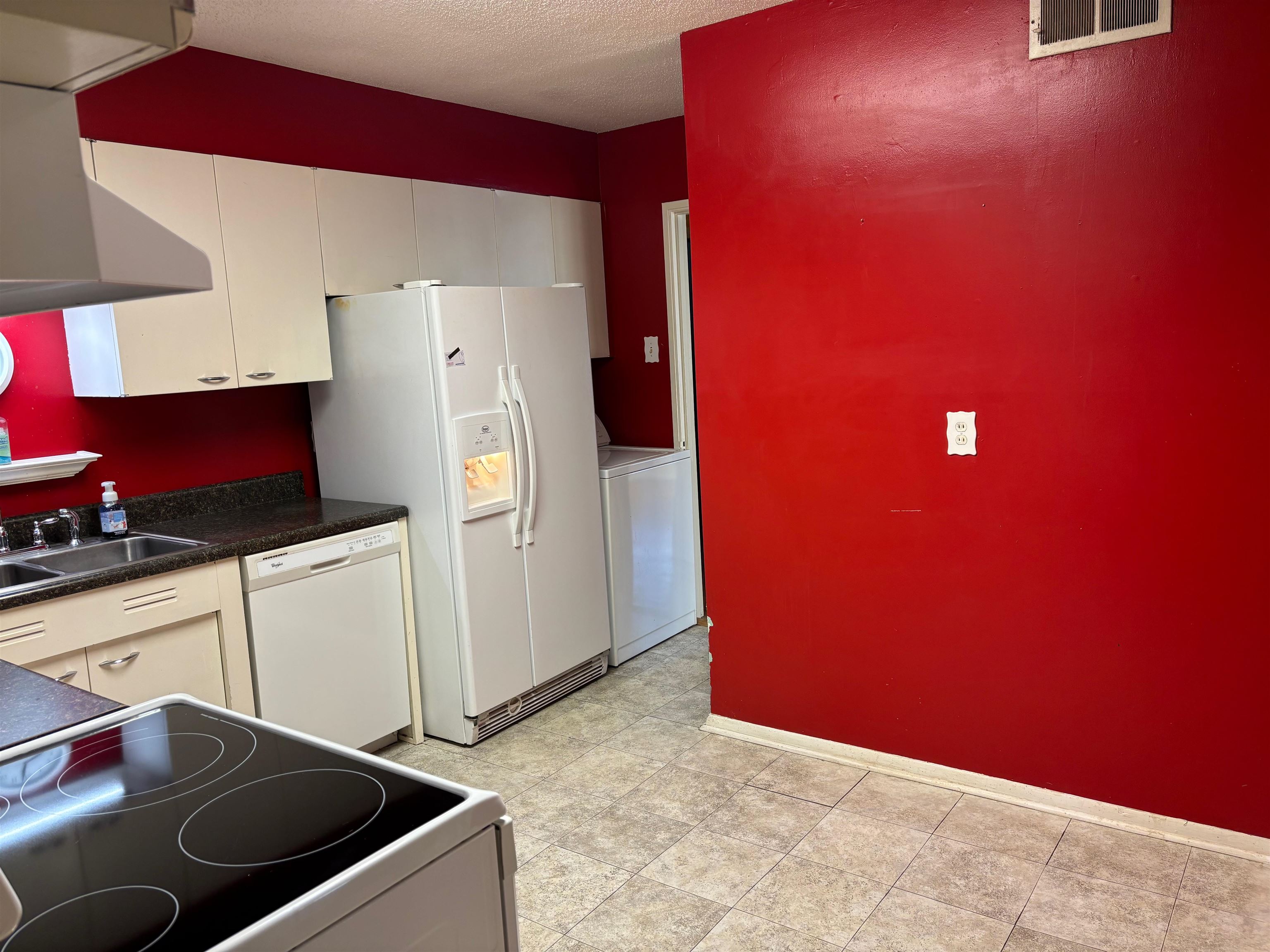 496 Chalmers Road Memphis, TN 38120 - Photo 11 of 20 Kitchen with visible vents, a sink, baseboards, washer / dryer, and white appliances