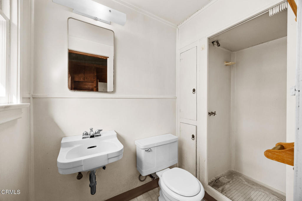 1020 Foothill Street South Pasadena, CA 91030 - Photo 22 of 34 3/4 En-suite