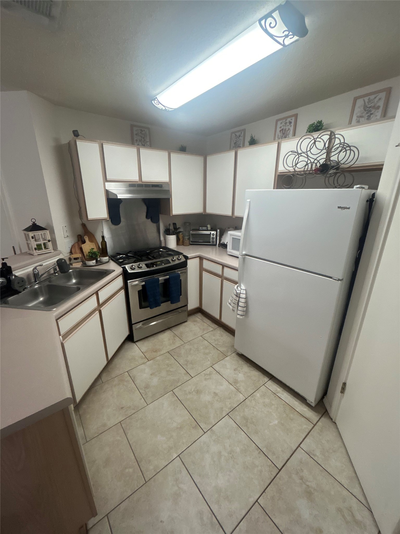 7229 Aldea Drive, Unit B Austin, TX 78745 - Photo 10 of 13 a kitchen with a refrigerator and a stove top oven