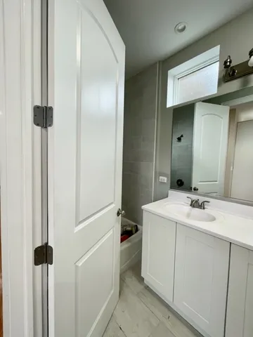 $3,000 | 5506 North Glenwood Avenue, Unit 2, Chicago, IL 60640