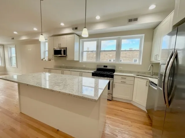 $3,000 | 5506 North Glenwood Avenue, Unit 2, Chicago, IL 60640