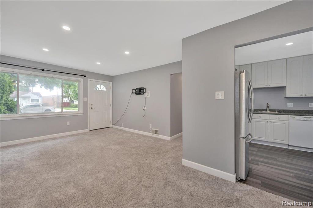 25107 Rosenbusch Boulevard Warren, MI 48089 - Photo 5 of 18