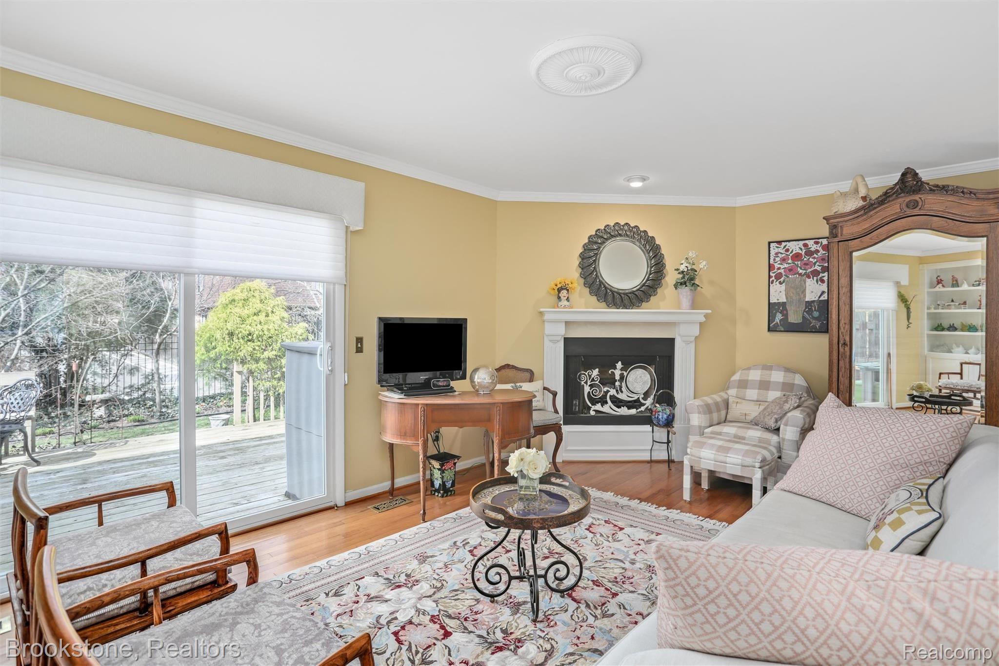 Large & inviting living room w/ custom mantle