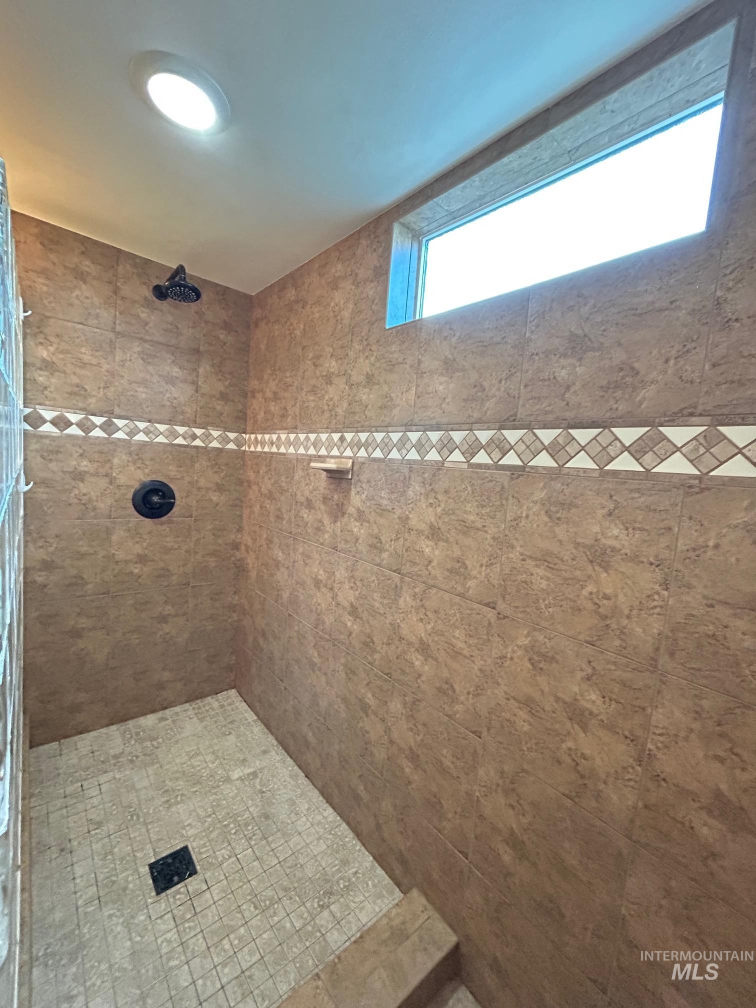 112 17th Avenue Lewiston, ID 83501 - Photo 32 of 40 Full bathroom featuring a tile shower