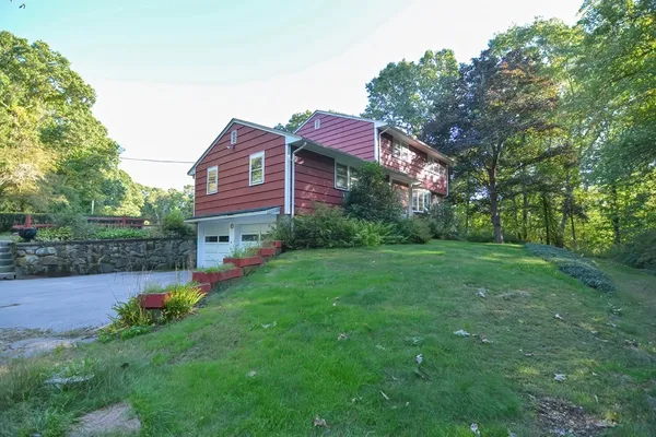 a view of a house with a yard