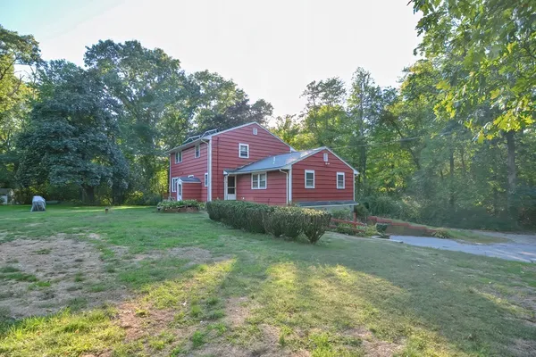 a view of a house with a backyard