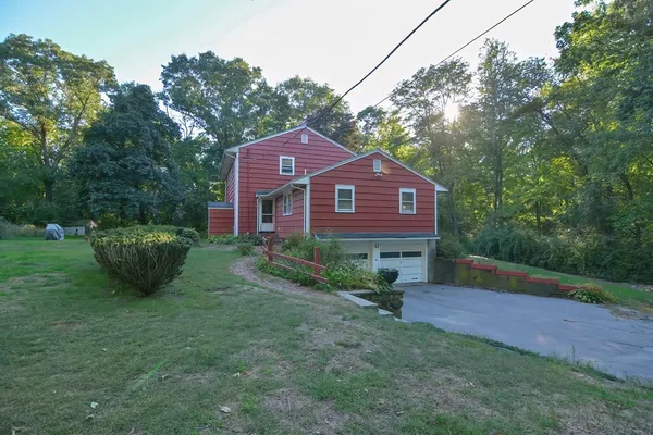 a view of a backyard