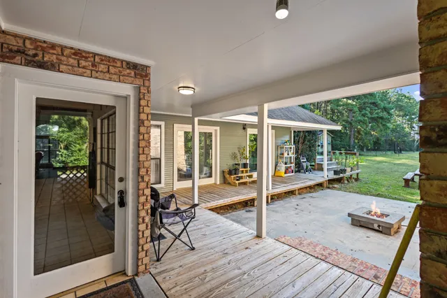 a view of a house with backyard and porch