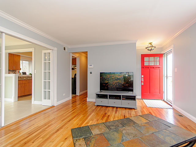 N672 Barry Avenue Wheaton, IL 60187 - Photo 5 of 23
