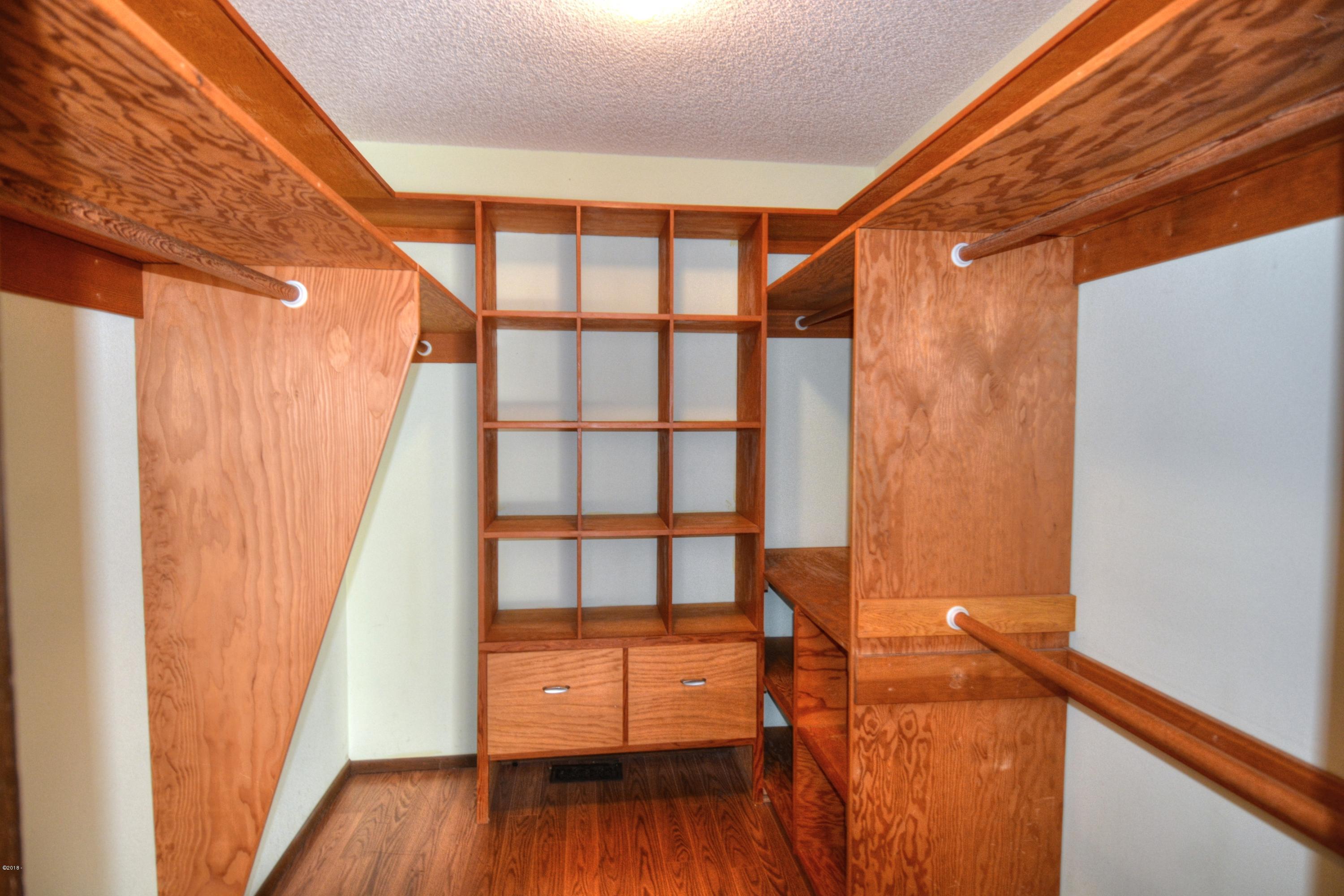 3220 North Bayview Road Waldport, OR 97394 - Photo 15 of 50 Master Walk In Closet