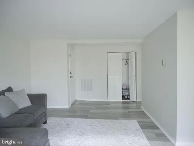 a view of livingroom with furniture