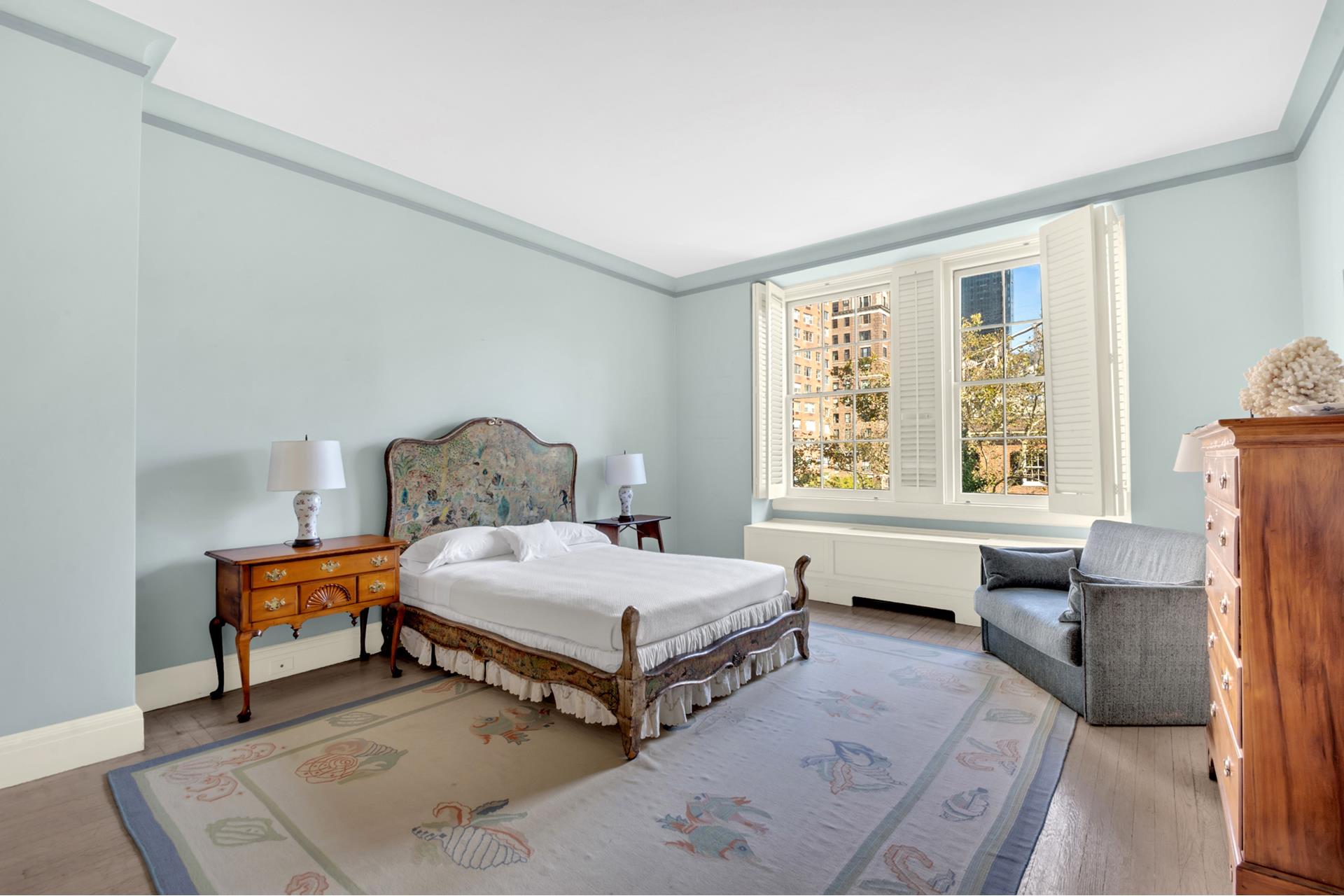 1 Sutton Place South, Unit 4C Manhattan, NY 10022 - Photo 21 of 35 a spacious bedroom with a bed and a window