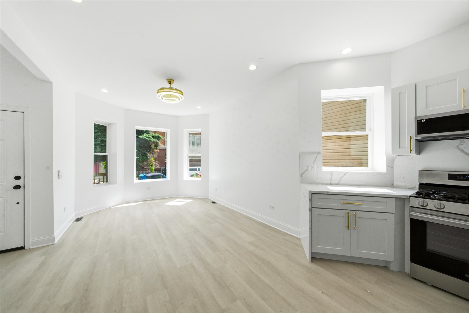 7018 South Rhodes Avenue Chicago, IL 60637 - Photo 3 of 26 Gallery Image 3