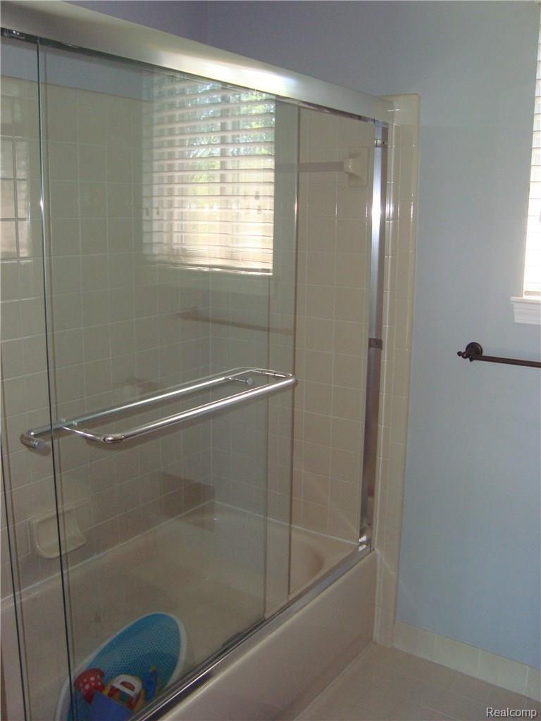 46258 Rocker Drive Macomb, MI 48044 - Photo 21 of 29 Shower in Full Bath