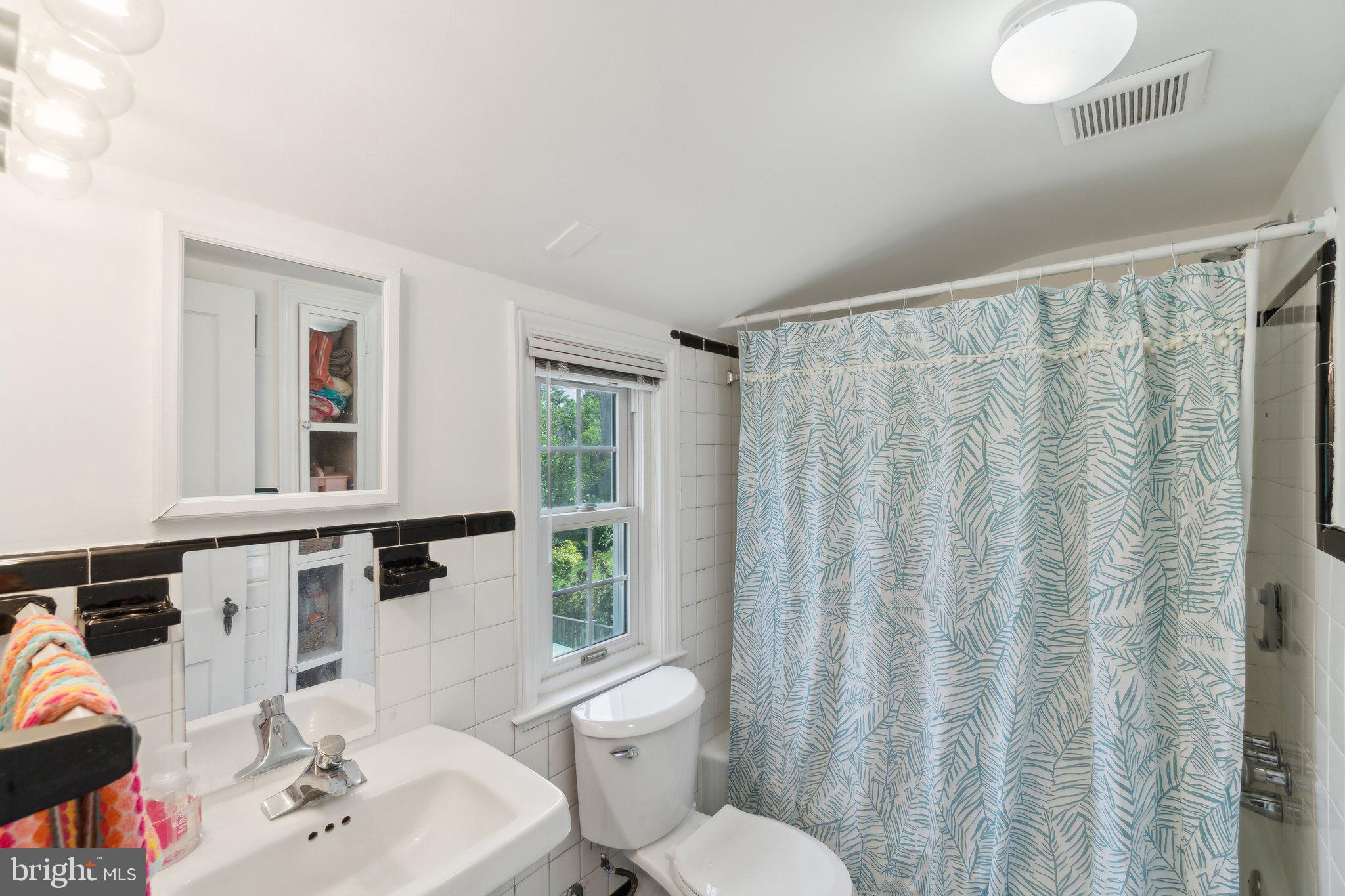 314 Whitestone Road Silver Spring, MD 20901 - Photo 16 of 26 Hall full bathroom.