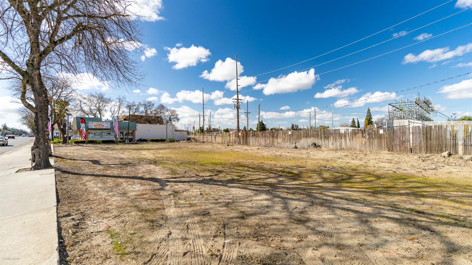 a view of a yard with a house