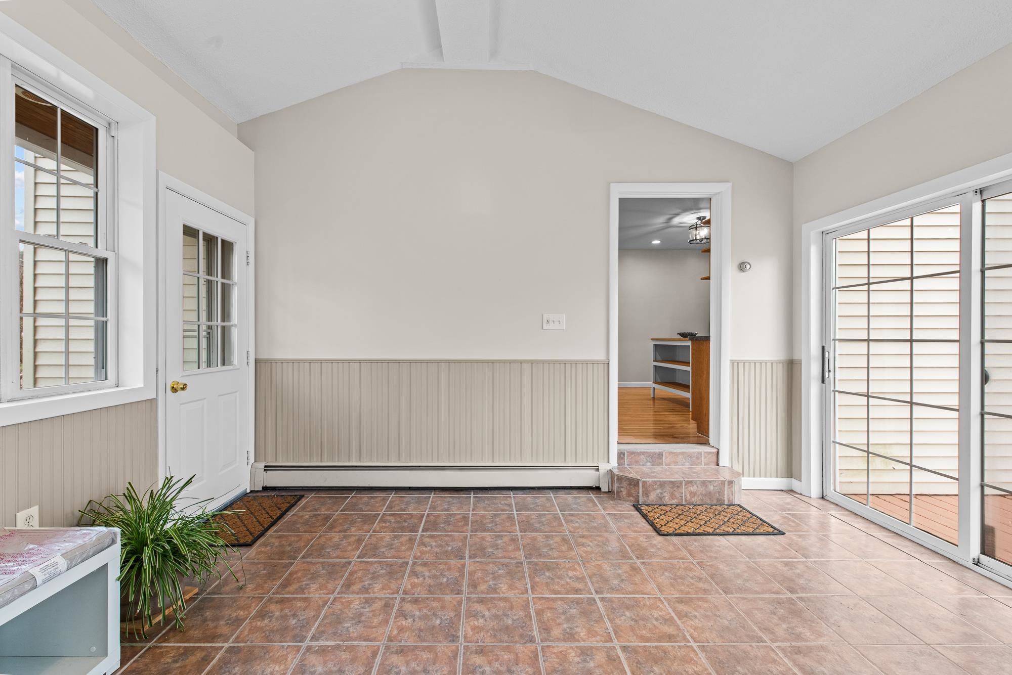 14 Beaver Street Nashua, NH 03063 - Photo 4 of 34