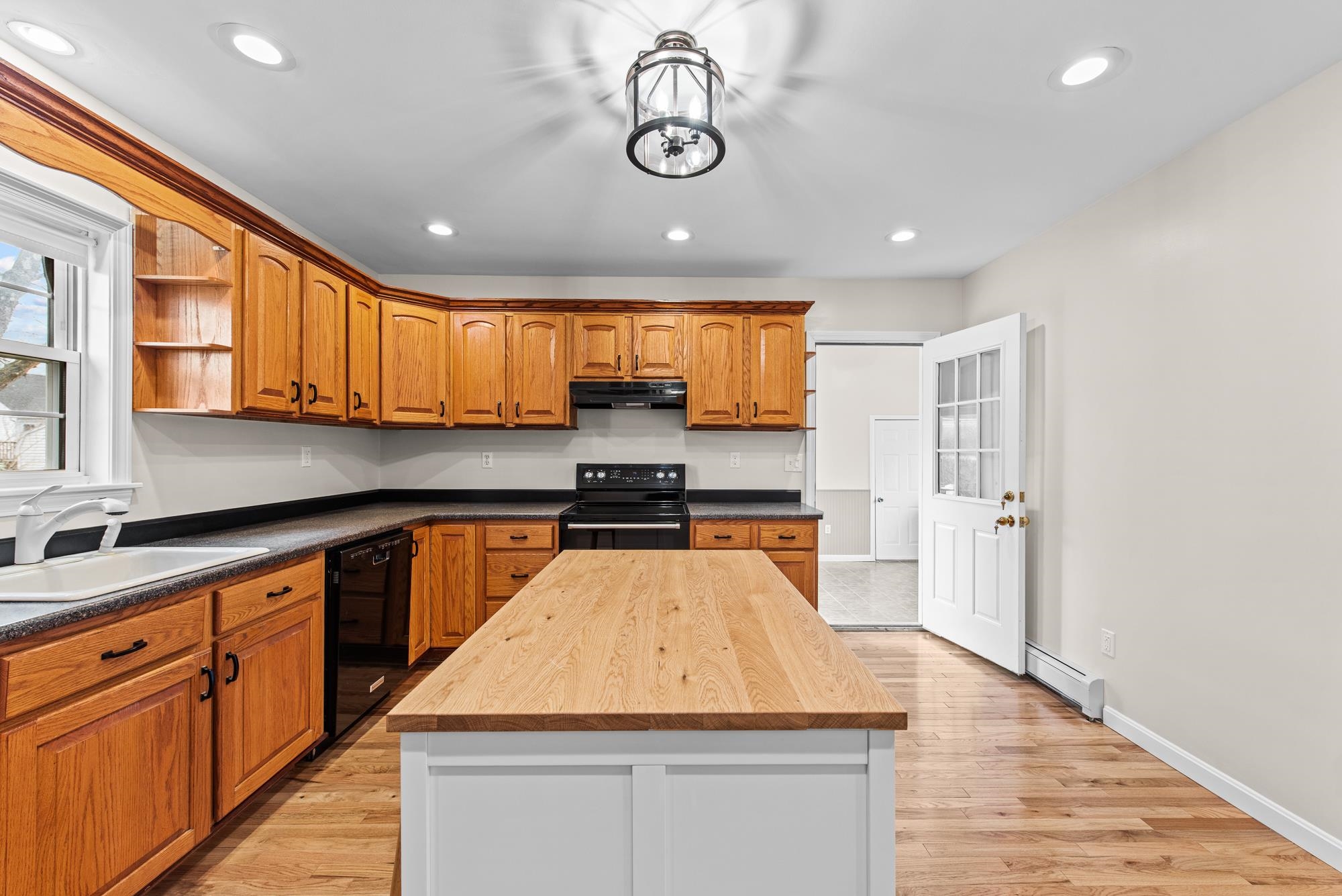 14 Beaver Street Nashua, NH 03063 - Photo 5 of 34