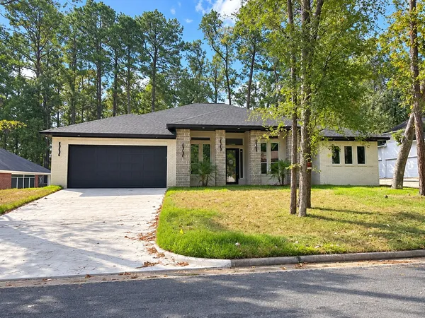 $429,900 | 2405 West Green Briar Drive, Huntsville, TX 77340