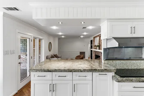 $715,000 | 531 Azaleadell Drive, Houston, TX 77018