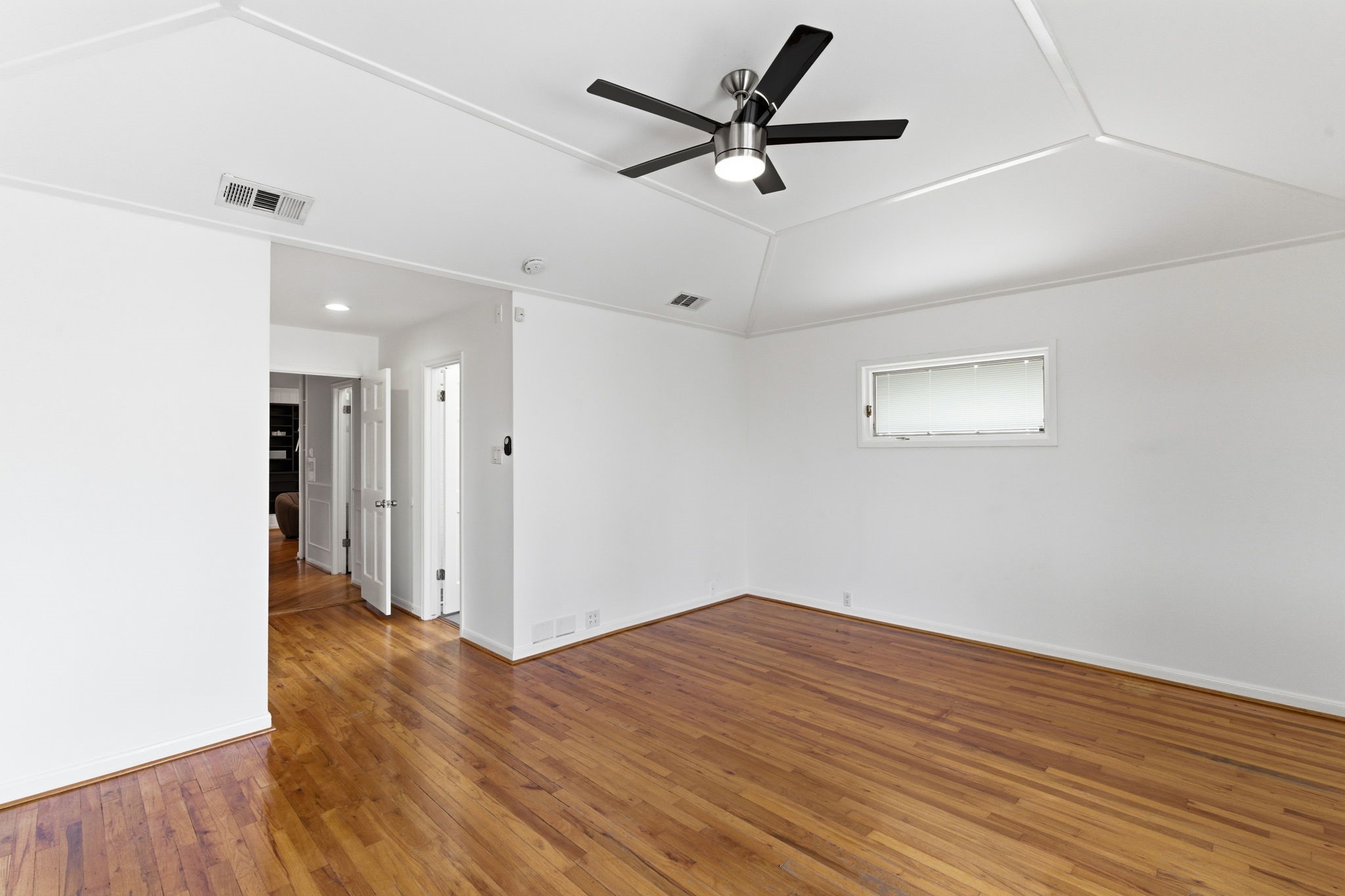 531 Azaleadell Drive Houston, TX 77018 - Photo 19 of 37 The primary bedroom offers generous proportions and a vaulted ceiling that creates an airy, elevated atmosphere. Freshly painted walls and crown molding enhance the sense of calm and refinement.