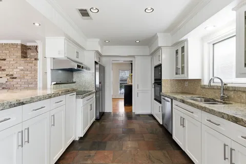 $715,000 | 531 Azaleadell Drive, Houston, TX 77018