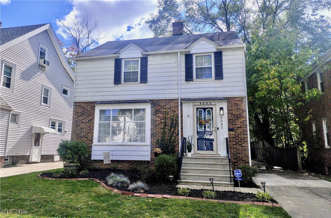 View of front of home featuring a front yard