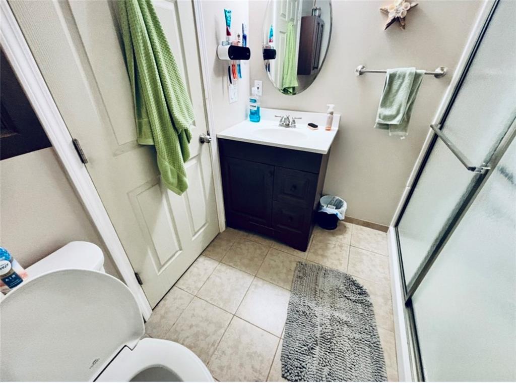 87 McMichael Road Carnegie, PA 15106 - Photo 14 of 20 a bathroom with a sink and mirror with bathtub