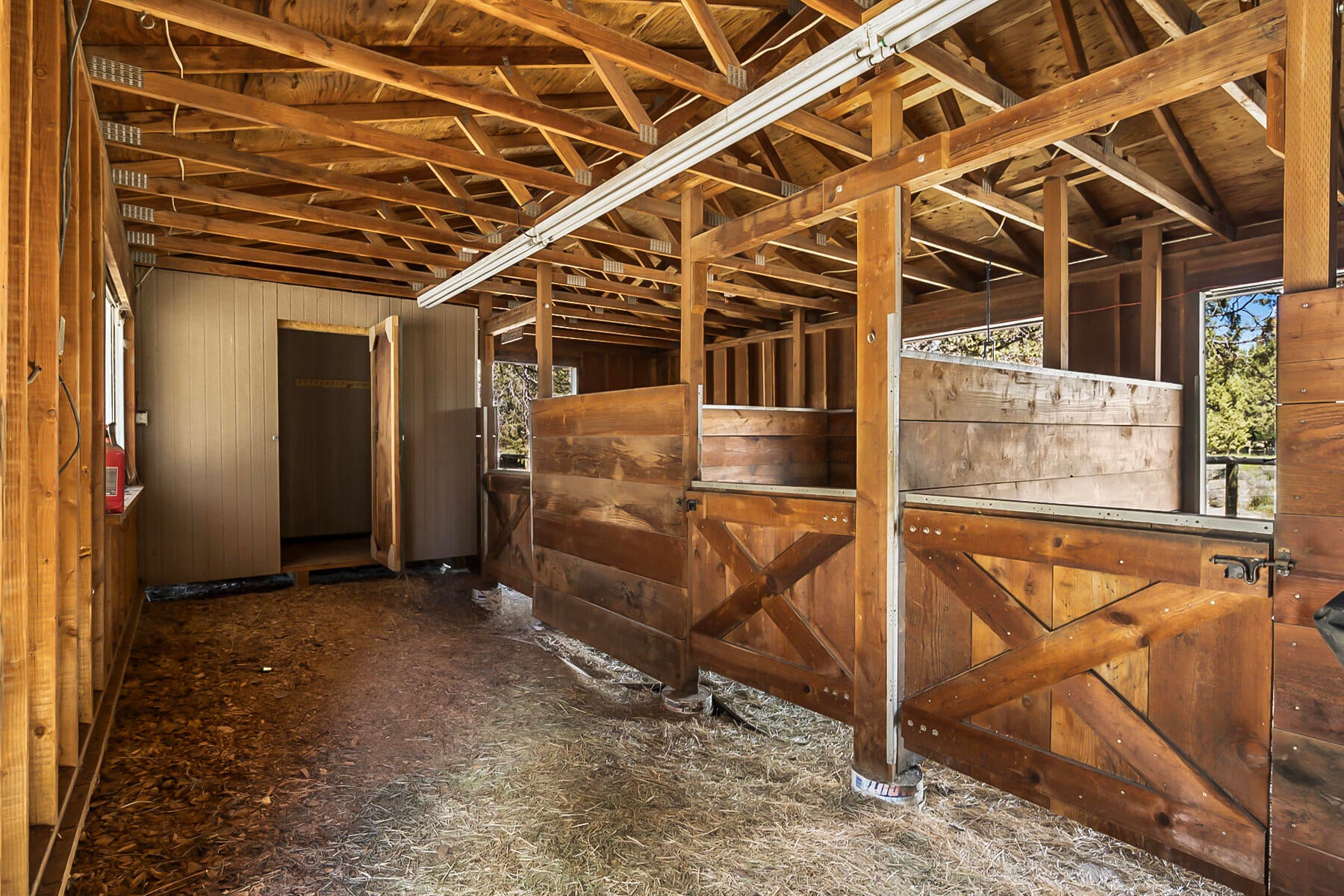 62880 Dickey Road Bend, OR 97701 - Photo 29 of 36 JH5_2111