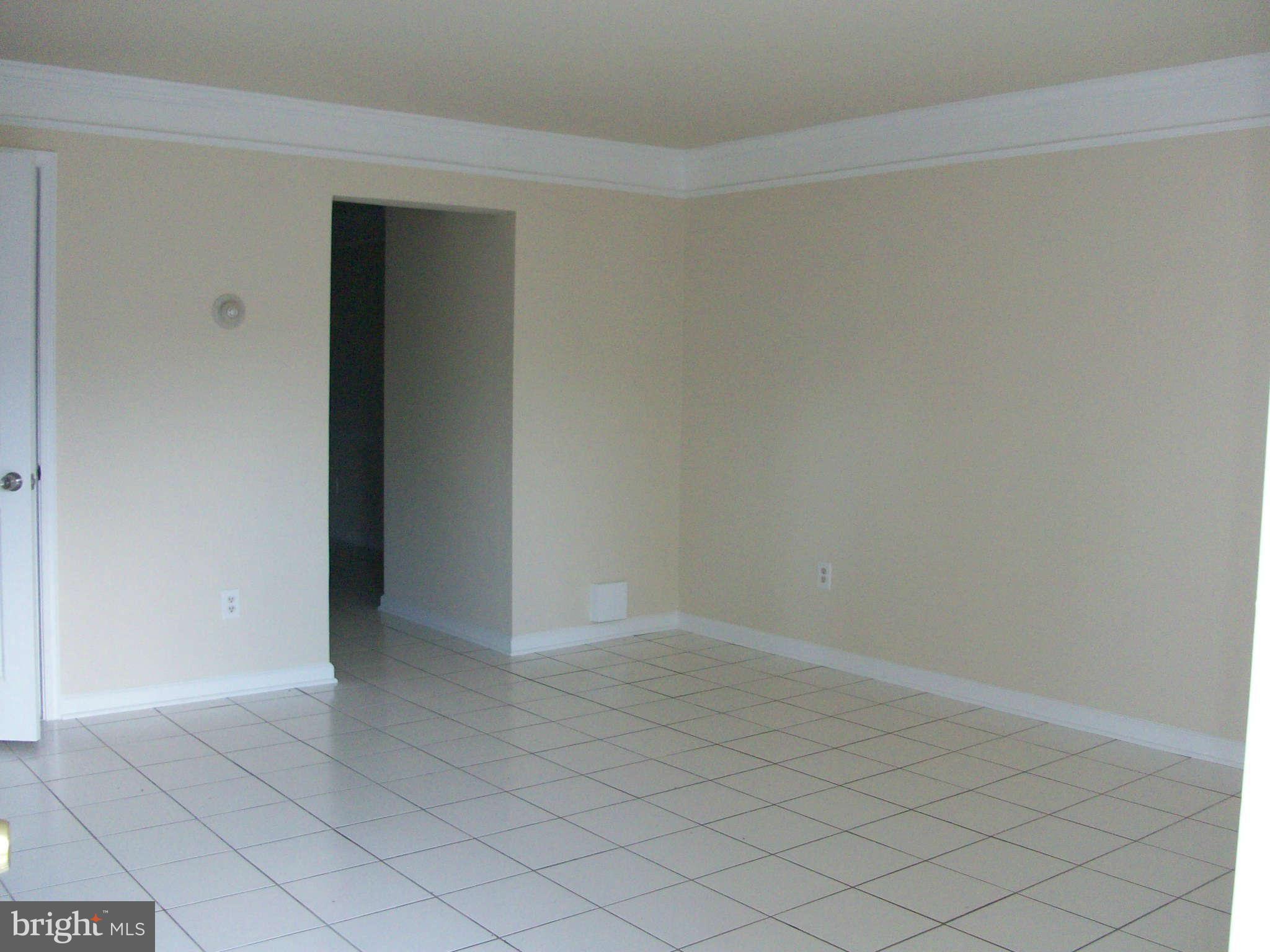 9285 Taney Road Manassas, VA 20110 - Photo 6 of 13 Living Room