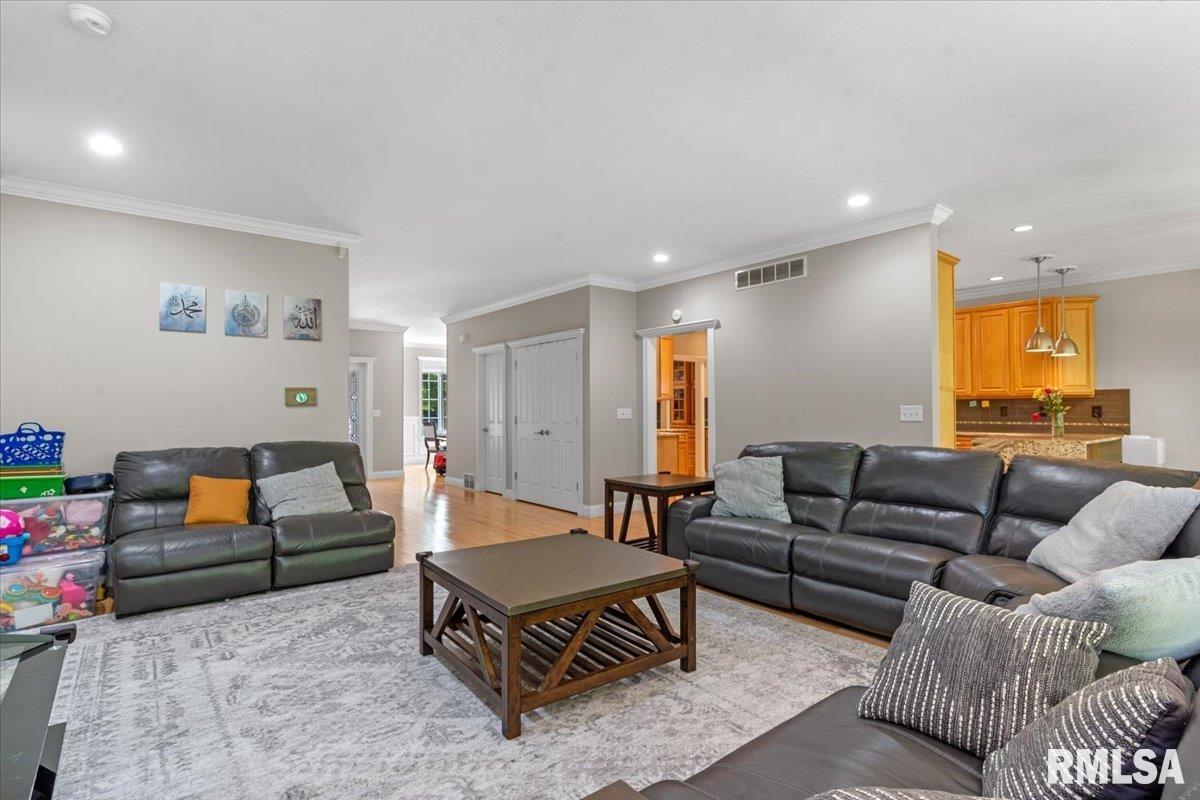 2320 Chatham Road Springfield, IL 62704 - Photo 7 of 48
