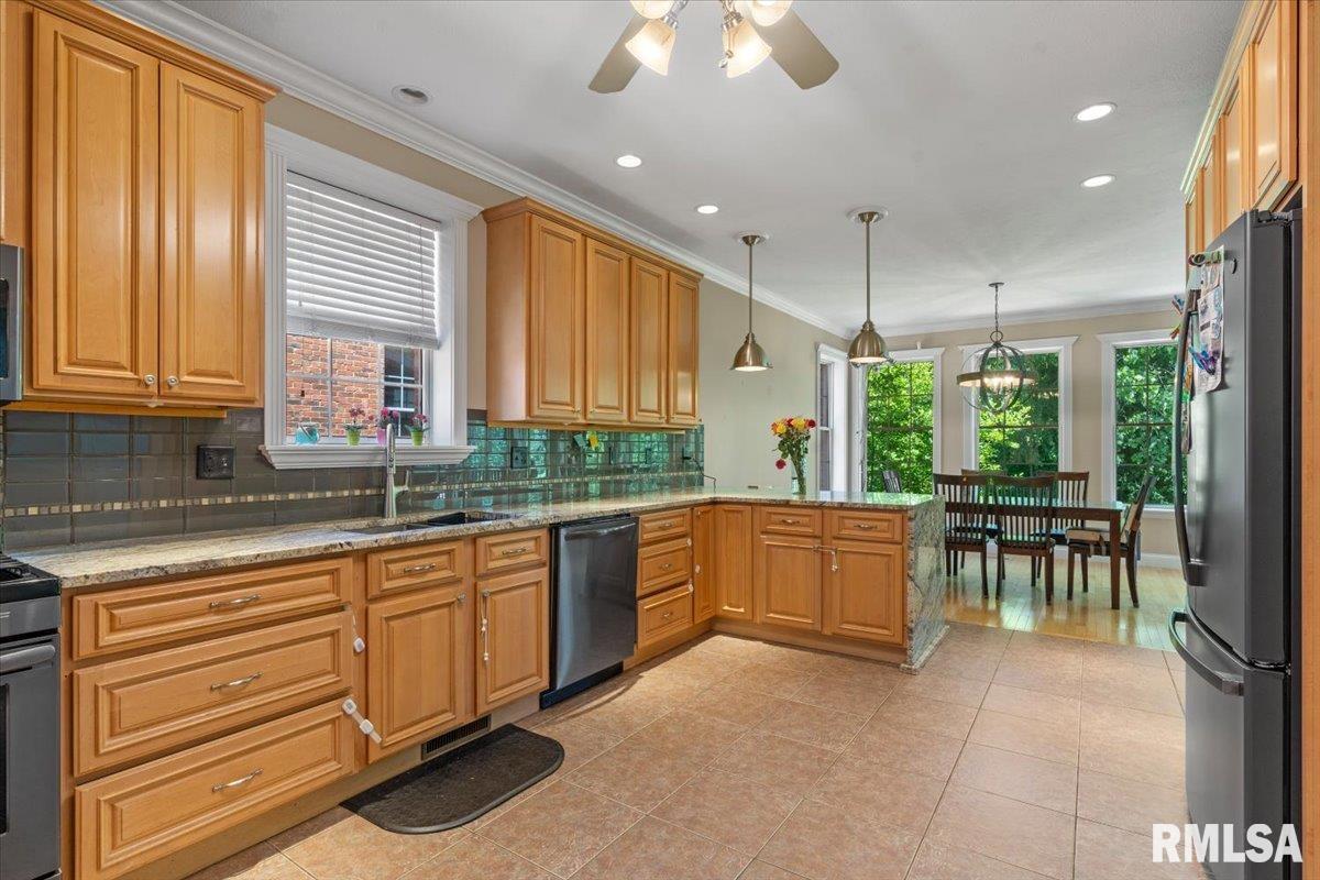 2320 Chatham Road Springfield, IL 62704 - Photo 8 of 48