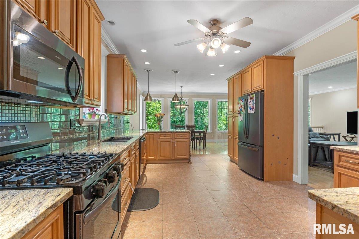 2320 Chatham Road Springfield, IL 62704 - Photo 9 of 48