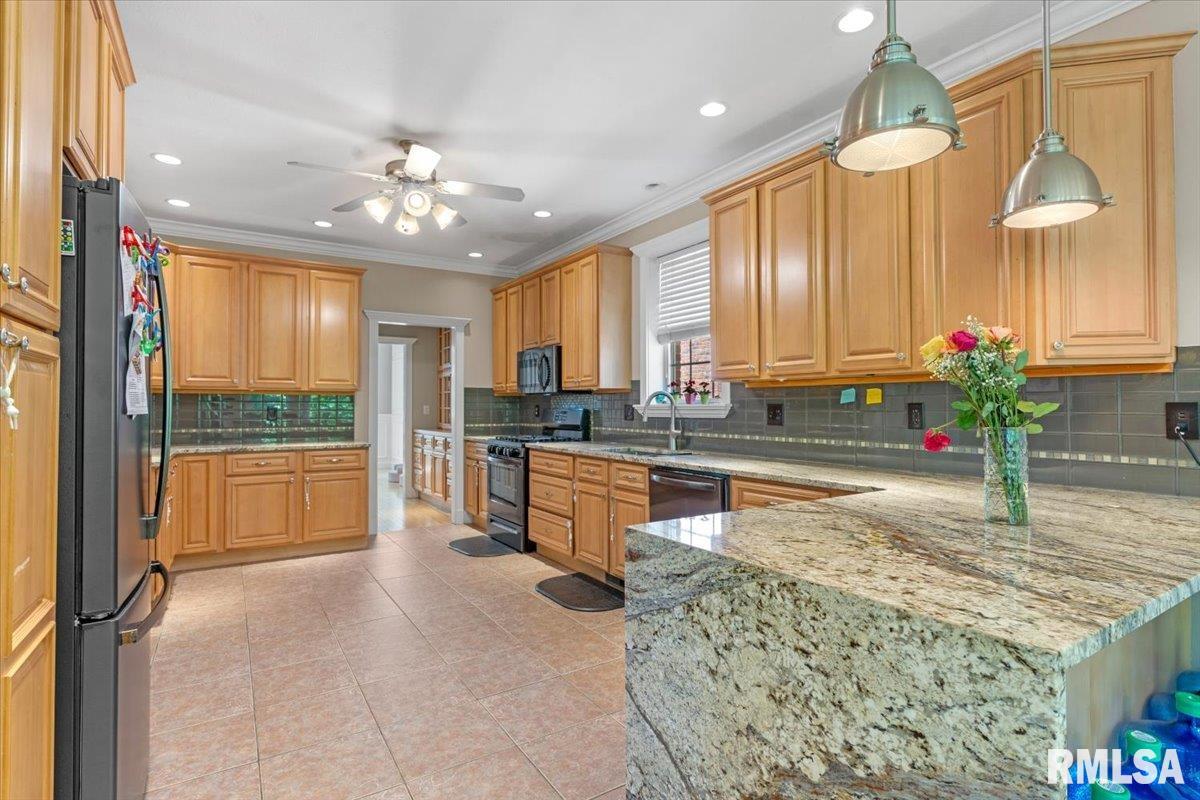 2320 Chatham Road Springfield, IL 62704 - Photo 10 of 48