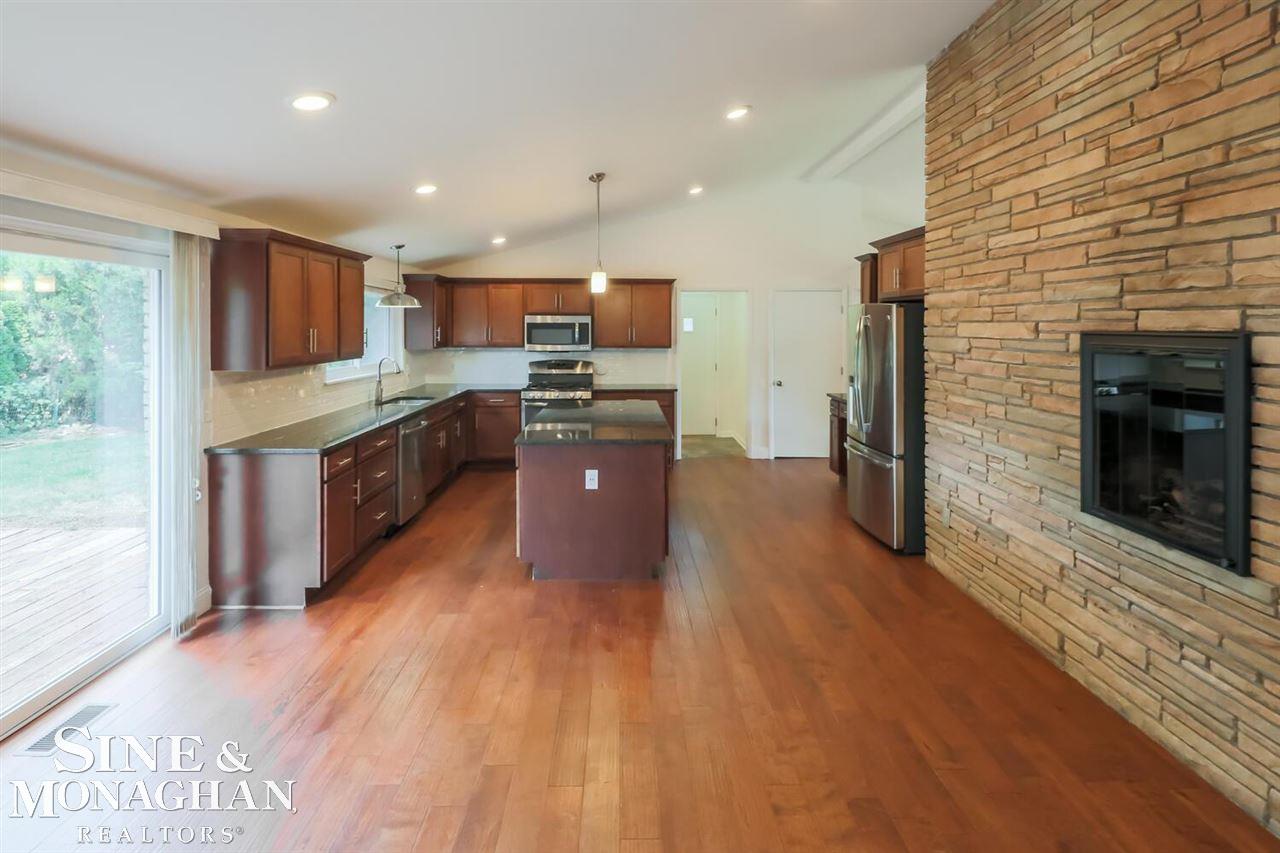 577 Cook Road Grosse Pointe, MI 48236 - Photo 10 of 37 50086309-9.JPG