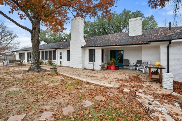 a view of a house with backyard and sitting area