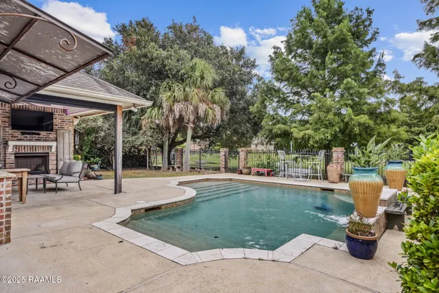 $399,999 | 313 La Villa Circle, Youngsville, LA 70592