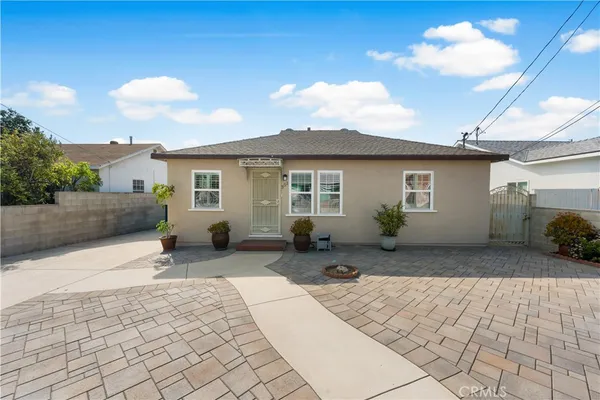 a view of a house with backyard