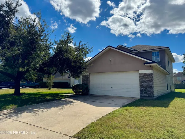 a view of a house with a yard