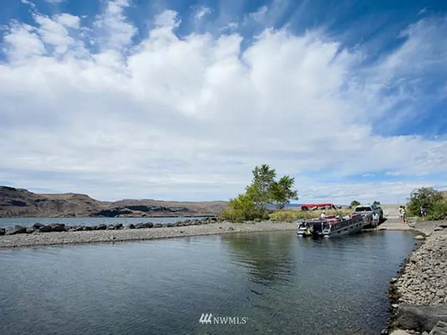 a view of ocean with house
