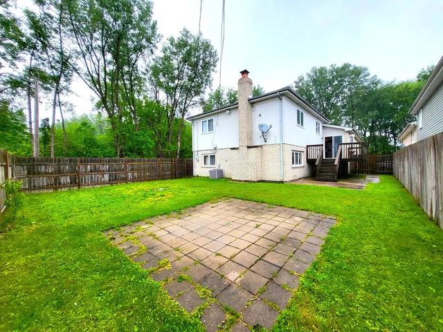 a view of yard with house and green space